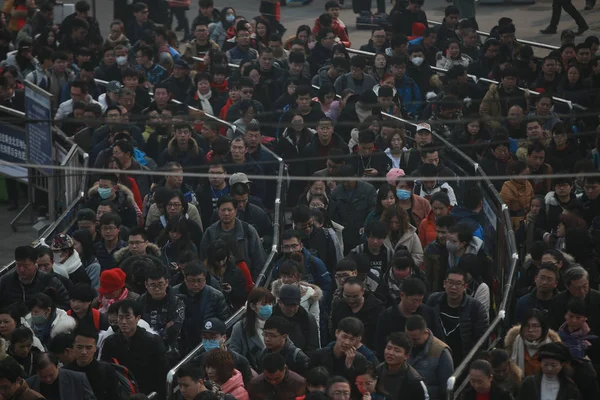 Passageiros Chineses Fazem Fila Uma Estação Metrô Pequim China Fevereiro — Fotografia de Stock