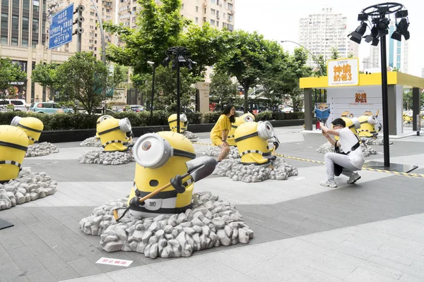 Cidadão Chinês Tira Fotos Com Esculturas Forma Minions Armadas Com — Fotografia de Stock