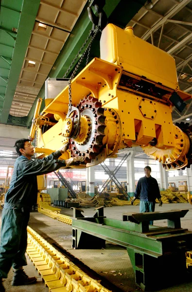 Kínai Munkavállalók Össze Buldózerek Futóművet Üzem Hebei Iron Steel Group — Stock Fotó