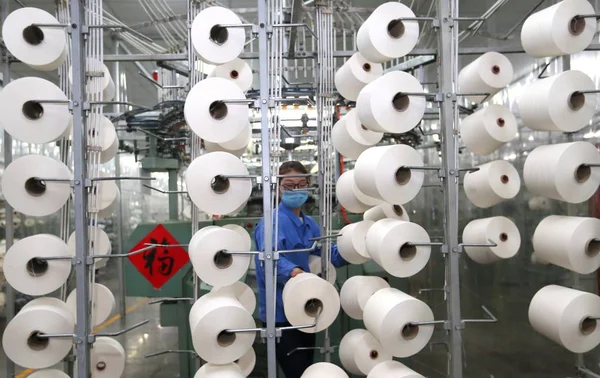 Trabalhador Chinês Lida Com Produção Fios Uma Fábrica Têxteis Cidade — Fotografia de Stock