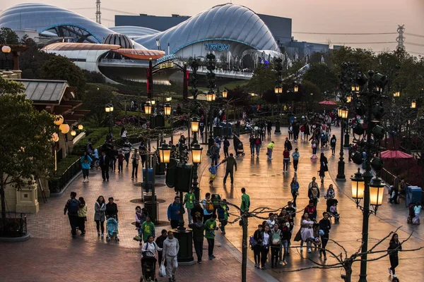Τουρίστες Επισκέπτονται Την Disneyland Της Σαγκάης Στο Shanghai Disney Resort — Φωτογραφία Αρχείου