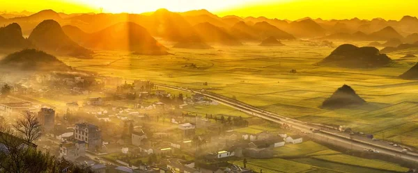 Landschap Van Het Raapzaad Omgeven Door Karst Heuvels Bij Zonsopgang — Stockfoto