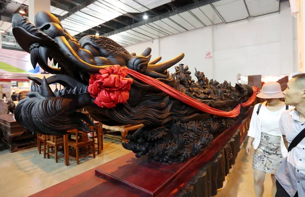 中国雲南省南西部の昆明市で開催された2017年南東南アジア商品博覧会 投資博覧会 Ssaceif 古代中国神話に由来する黒檀の彫刻 八つの不滅 が展示されています — ストック写真