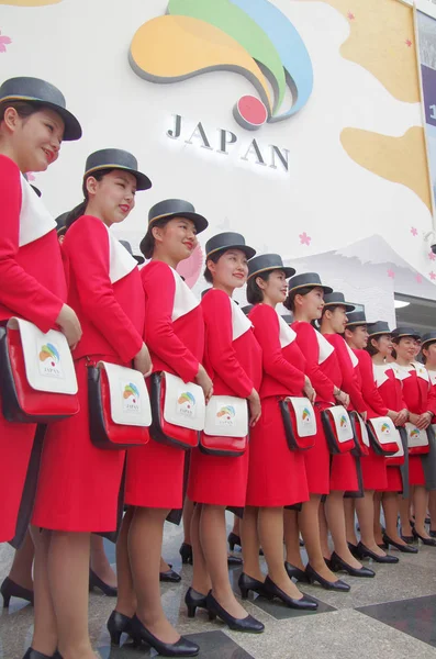 Las Anfitrionas Japonesas Posan Pabellón Japón World Expo Park Durante — Foto de Stock