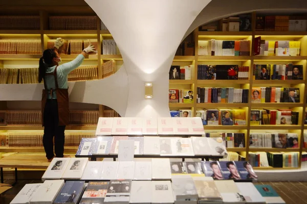 Chinese Employee Displays Books Zhongshuge Bookstore Yangzhou City East China — Stock Photo, Image