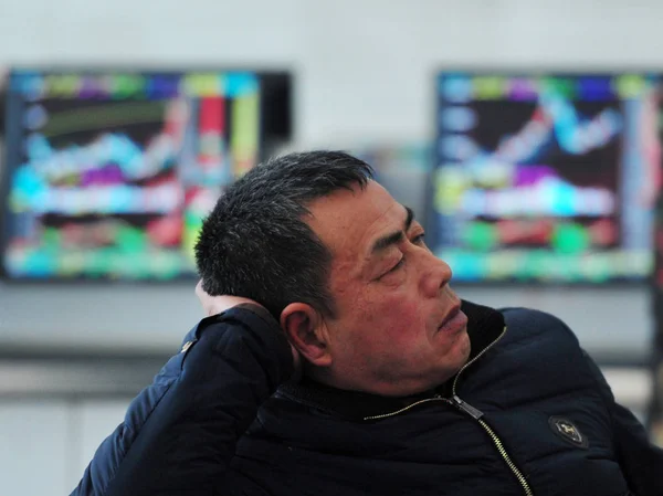 2017 日中国東部の安徽省阜陽市で証券家で株式の価格を見て 中国の投資 — ストック写真