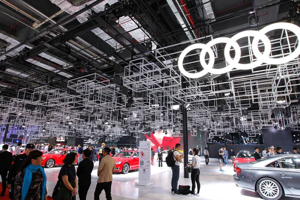 People Visit Stand Audi 17Th Shanghai International Automobile Industry Exhibition — Stock Photo, Image