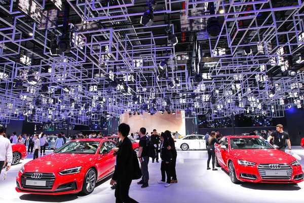 Nsanlar Audi Standı Ziyaret Sırasında Shanghai Uluslararası Otomobil Sanayi Fuarı — Stok fotoğraf