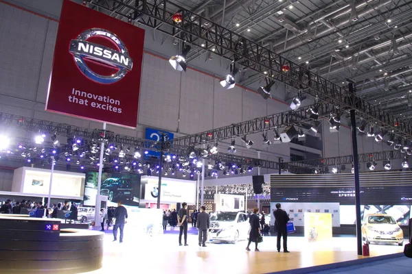 Les Gens Visitent Stand Constructeur Automobile Japonais Nissan Motor Lors — Photo