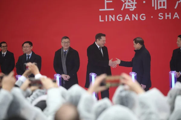 Tesla Ceo Elon Musk Center Shakes Hands Shanghai Mayor Ying — Stock Photo, Image