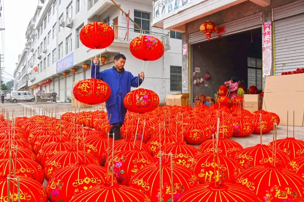 2019年1月1日 在中国东部浙江省台州市仙居县的一家工厂 一名中国工人为即将到来的春节或中国新年 制作红灯笼 — 图库照片