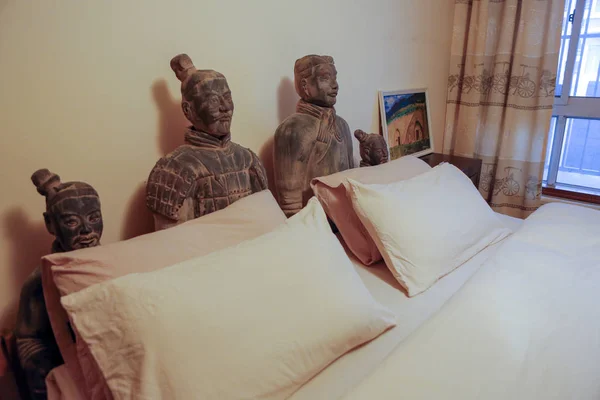 Las Decoraciones Forma Guerrero Terracota Exhiben Una Habitación Del Hotel — Foto de Stock