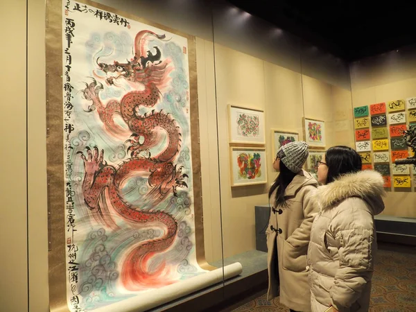 Pessoas Visitam Exposição Arte Zodíaco Chinês Pelo Atista Han Meilin — Fotografia de Stock