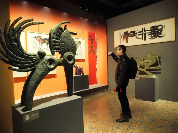 在中国北京故宫举行的中国十二生肖艺术展上 由著名的韩梅林在故宫展出的中国十二生肖标志周期中的第七位马的照片 — 图库照片