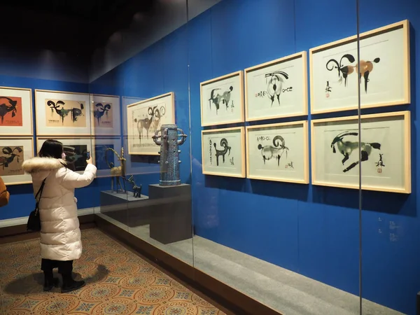 Persone Visitano Mostra Arte Zodiacale Cinese Dell Atista Han Meilin — Foto Stock