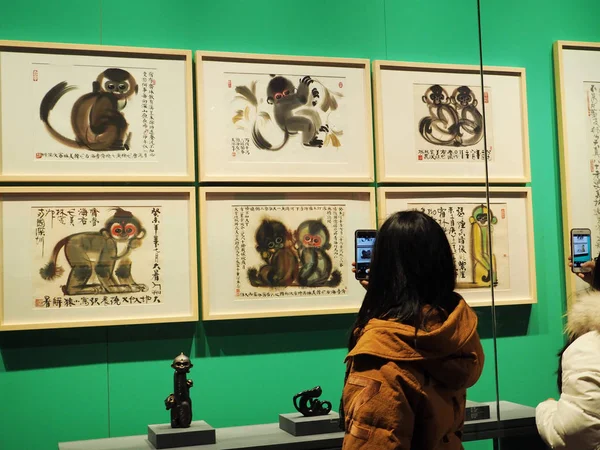 Pessoas Visitam Exposição Arte Zodíaco Chinês Pelo Atista Han Meilin — Fotografia de Stock