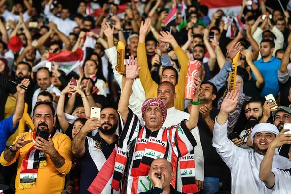 Irakische Fußballfans Halten Ihre Nationalflaggen Hoch Ihre Unterstützung Für Die — Stockfoto