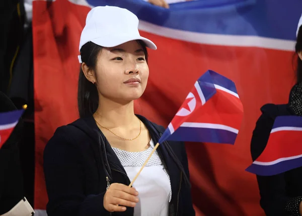 Fãs Futebol Norte Coreanos Seguram Suas Bandeiras Nacionais Para Mostrar — Fotografia de Stock