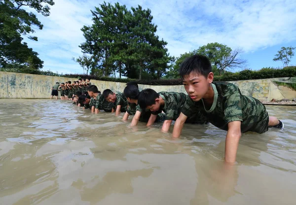 Chinesische Grundschüler Üben Während Eines Sommerlagers Zur Ausbildung Von Spezialkräften — Stockfoto