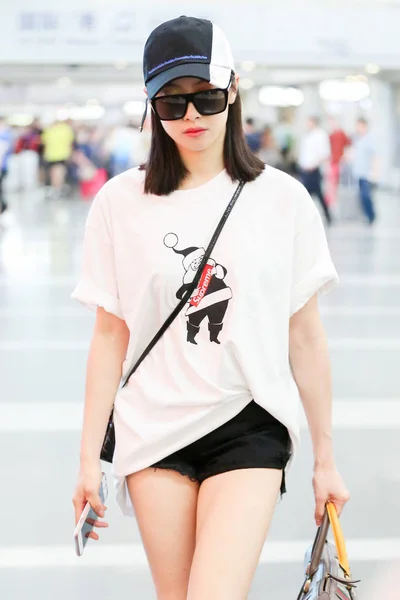 Cantora Atriz Chinesa Victoria Song Song Qian Retratada Aeroporto Internacional — Fotografia de Stock