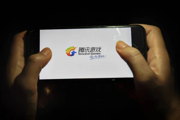 Chinese Mobile Game Player Plays Tencent Mobile Moba King Glory — 스톡 사진