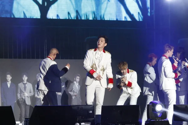 Miembros Del Grupo Chicos Surcoreanos Btob Tocan Durante Concierto Hong —  Fotos de Stock