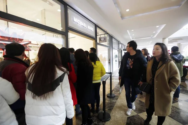 Chinese Customers Queue Front Store Michael Kors Due Discount Shanghai — Stock Photo, Image