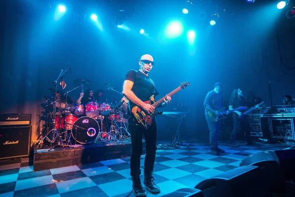 Αμερικανός Κιθαρίστας Joe Satriani Εκτελεί Κατά Διάρκεια Μιας Συναυλίας Στη — Φωτογραφία Αρχείου