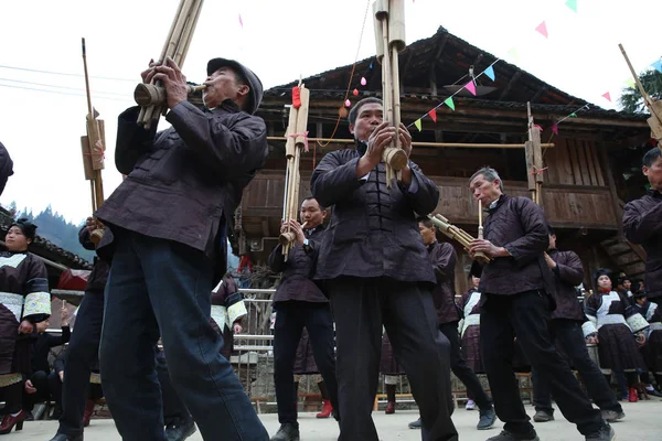 Lokalne Młode Kobiety Dong Farba Mniejszości Wykonują Reed Pipe Instrument — Zdjęcie stockowe