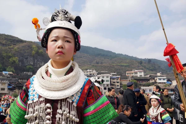 Kinesiska Kvinnor Miao Etnisk Minoritet Klädda Traditionella Silver Inredda Kläder — Stockfoto