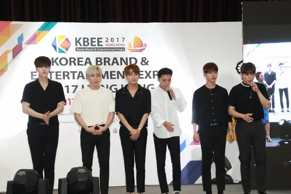 韓国の少年グループ のメンバー出席サイン会 中国で 2017 の香港韓国ブランド エンターテイメント博 Kbee 2017 — ストック写真