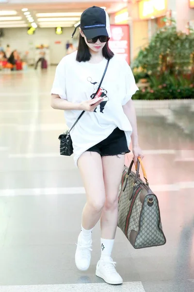 Chanteuse Actrice Chinoise Victoria Song Song Qian Est Photographiée Aéroport — Photo