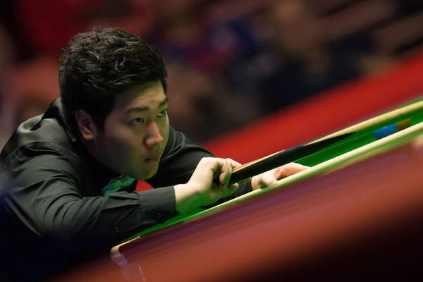 Yan Bingtao China Juega Tiro Mark Selby Inglaterra Partido Tercera — Foto de Stock
