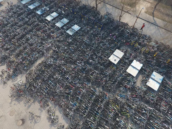 Uszkodzone Złomowane Rowery Zaparkowane Placu Kampusie Uniwersytetu Zhengzhou Mieście Zhengzhou — Zdjęcie stockowe