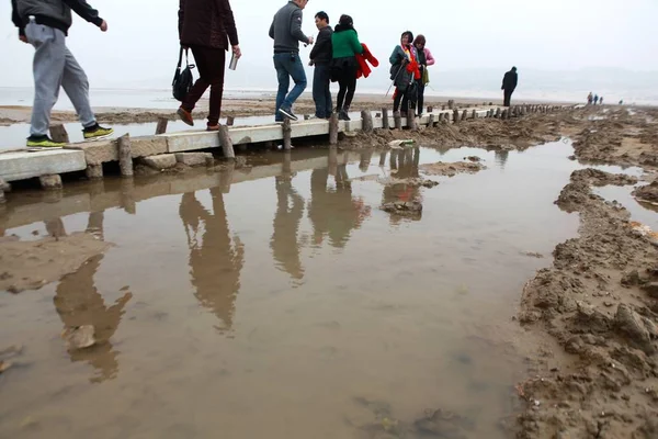 Туристы Прогуливаются Недавно Отреставрированному Мосту Цяньян Озере Поян Городе Цзюцзян — стоковое фото