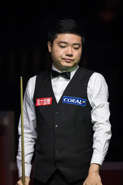 Дин Цзюньхуэй Ding Junhui Китая Отреагировал Рассматривает Возможность Броска Робина — стоковое фото