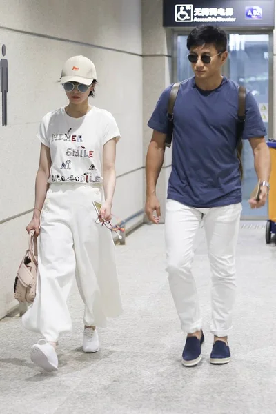 中国女星刘世石和她的台湾演员丈夫吴妮琪于2017年7月20日在中国北京首都国际机场合影 — 图库照片