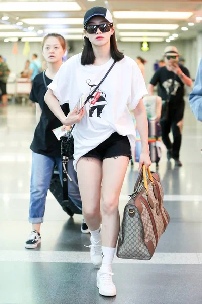 Cantora Atriz Chinesa Victoria Song Song Qian Retratada Aeroporto Internacional — Fotografia de Stock