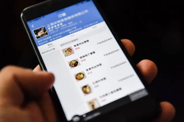 2017年7月17日 中国一名乘客在中国北京使用中铁官方网站 1230 的移动应用程序预购他的高速铁路旅行餐 — 图库照片