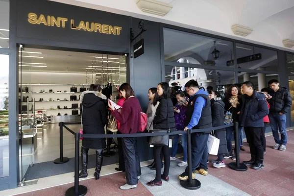 Chińskich Klientów Kolejce Przed Sklepem Saint Laurent Względu Zniżkę Punktach — Zdjęcie stockowe