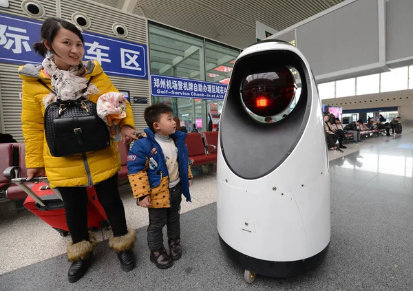 Utasok Nézni Egy Robot Járőröznek Zhengzhou Keleti Pályaudvar Zhengzhou Város — Stock Fotó