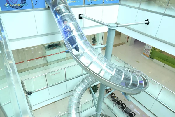 2017年2月15日 中国重庆一家购物中心16米高的超级滑梯上一名男子的视角 — 图库照片