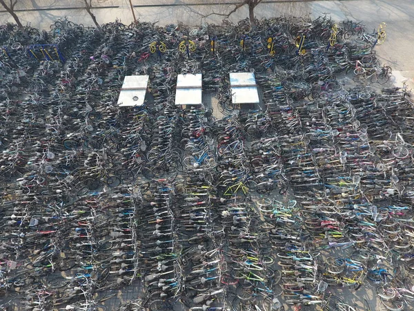 Σπασμένα Και Χαλασμένα Ποδήλατα Είναι Σταθμευμένα Μια Πλατεία Στην Πανεπιστημιούπολη — Φωτογραφία Αρχείου