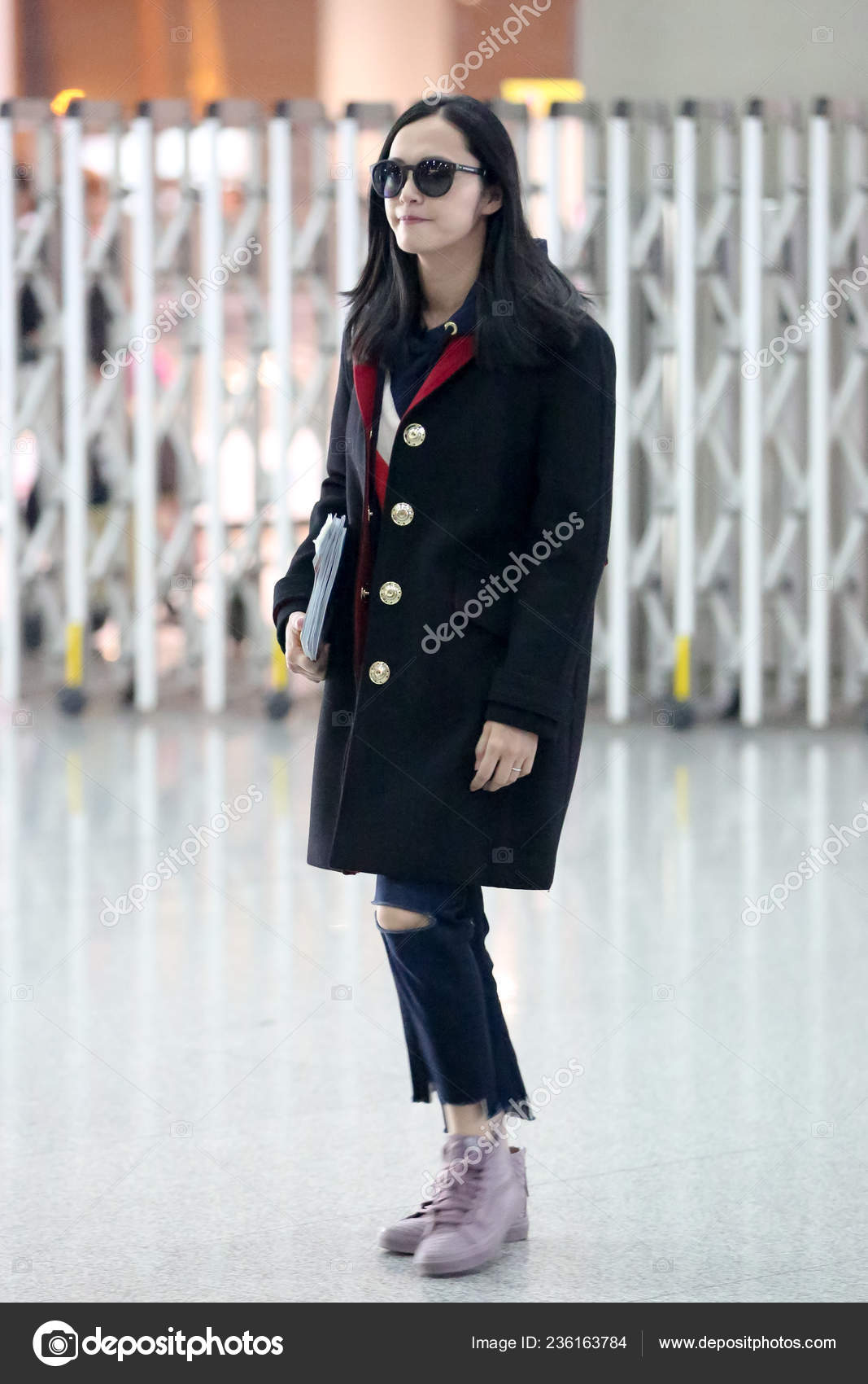 Chinese Actress Yao Chen Pictured Beijing Capital International Airport ...