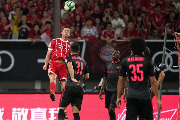 Polsk Fotbollsspelare Robert Lewandowski Övre Bayern München Huvuden Bollen För — Stockfoto