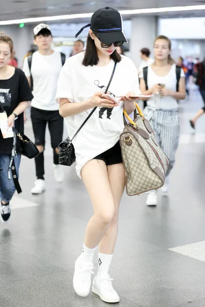 Cantora Atriz Chinesa Victoria Song Song Qian Retratada Aeroporto Internacional — Fotografia de Stock