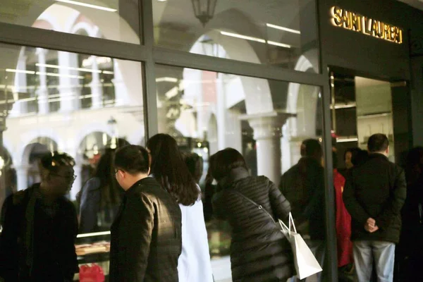 中国の顧客は 中国の上海の店で割引のためにサンローランの店の前に並ぶ 2017年2月12日 — ストック写真