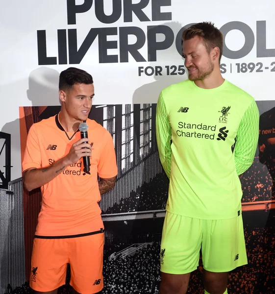 フットボール選手サイモン Mignolet およびアダム Lallana リバプール 番目のキットの発売イベントの出席 2017 シーズン 中国でザ リッツ — ストック写真