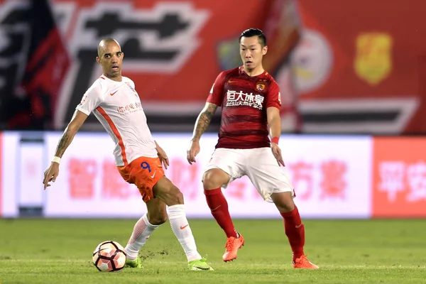 Futebolista Brasileiro Diego Tardelli Esquerda Shandong Luneng Taishan Desafia Jogador — Fotografia de Stock