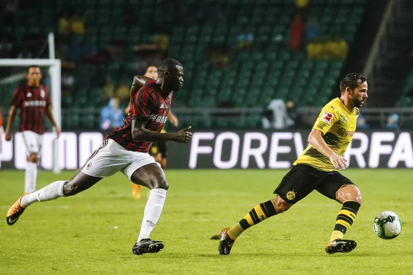Der Kolumbianische Fußballspieler Cristian Zapata Von Mailand Links Fordert Einen — Stockfoto